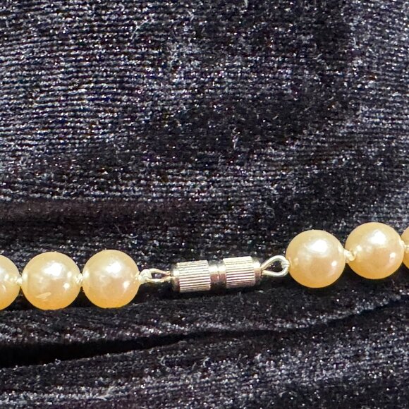 String of Faux Pearls Costume Necklace, Princess Length, Barrel Clasp, Vintage - Picture 5 of 14